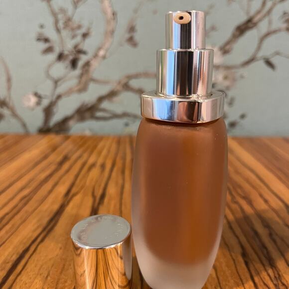 La Mer The Soft Fluid Long Wear Foundation Shade 430 Chestnut 1 oz. 30 ml - Picture 4 of 5